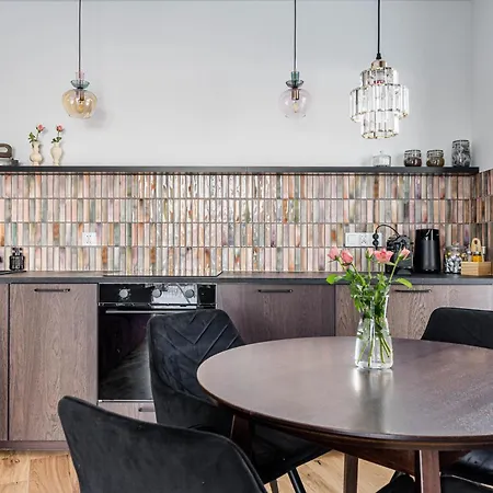 Mirror Garden - Private Garden, 15 Min To Old Town & Apartament