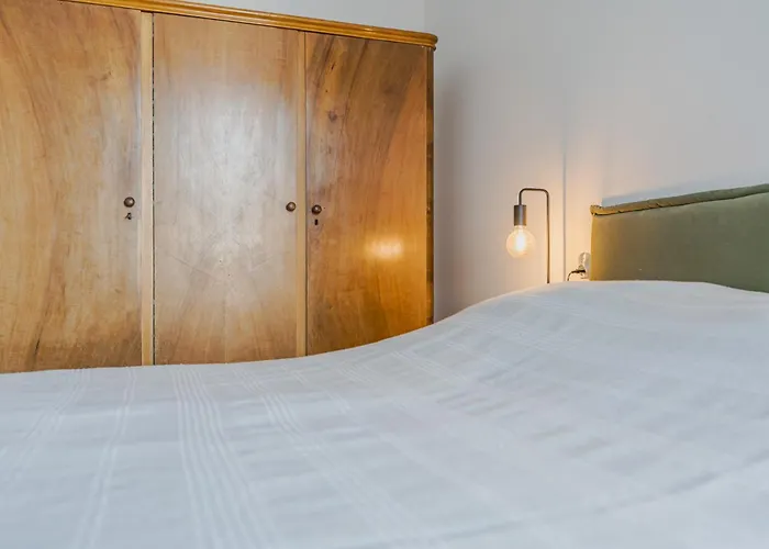 Mirror Garden - Private Garden, 15 Min To Old Town & Apartament